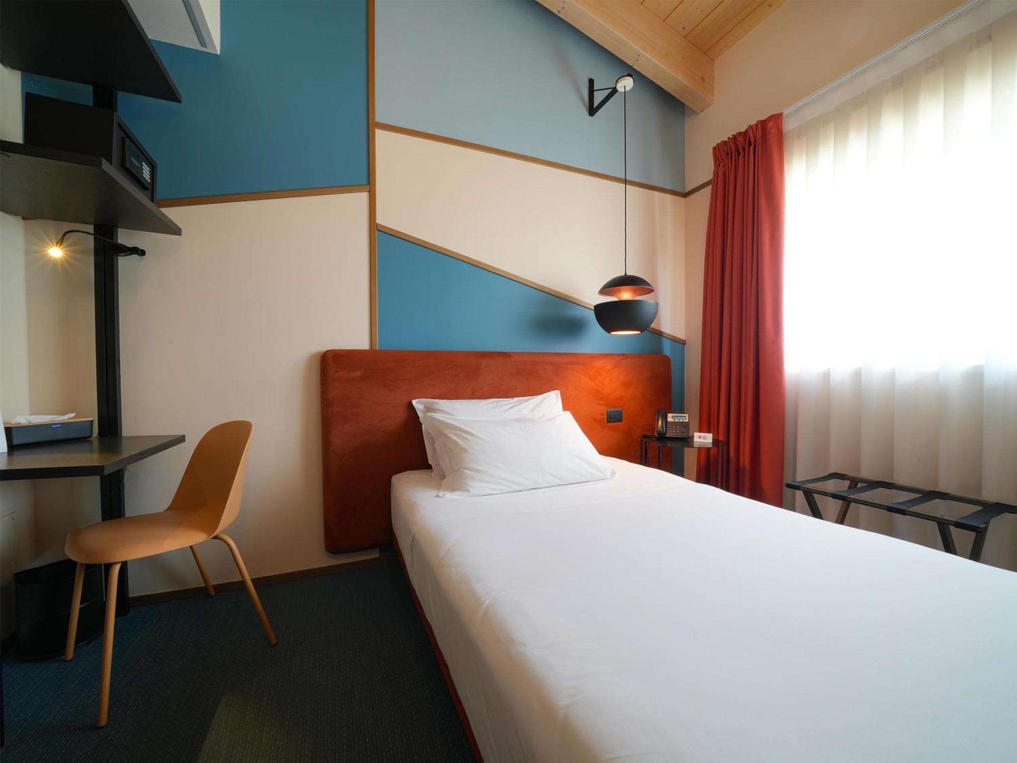 Single Room French Bed Non-Smoking